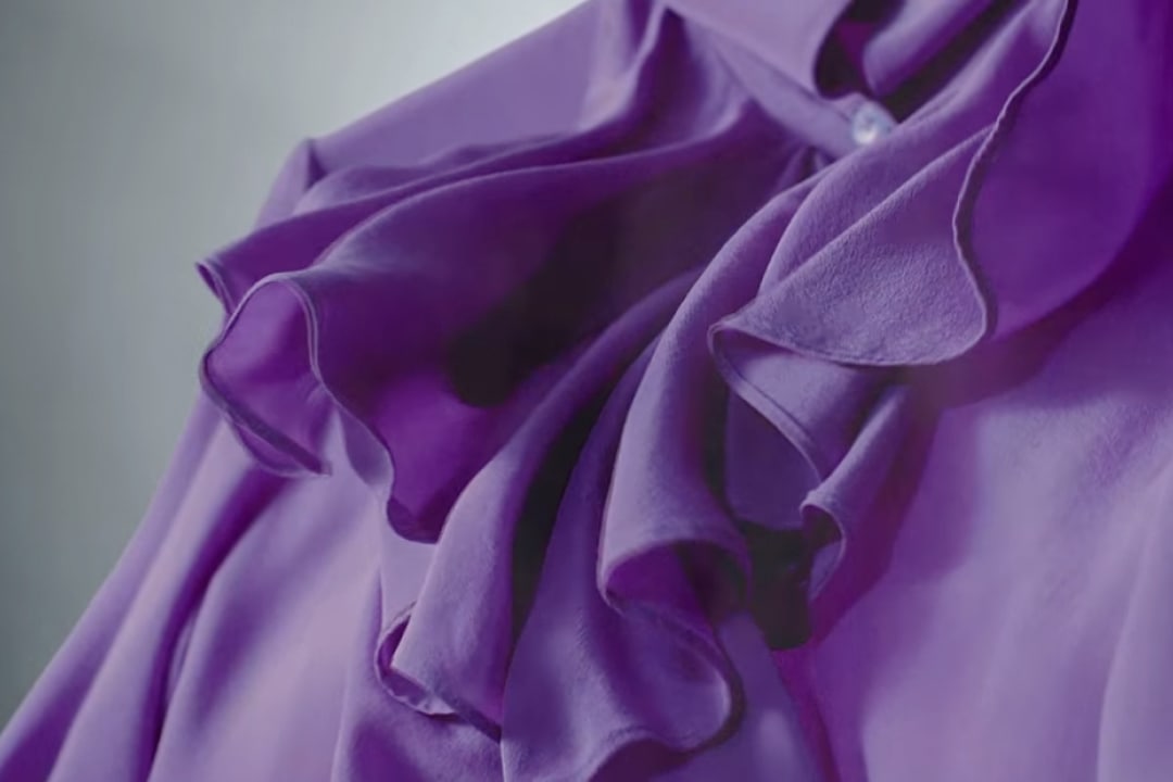 얇고 부드러운 재질의 보라색 옷입니다. 섬세한 질감이 강조되어있습니다.