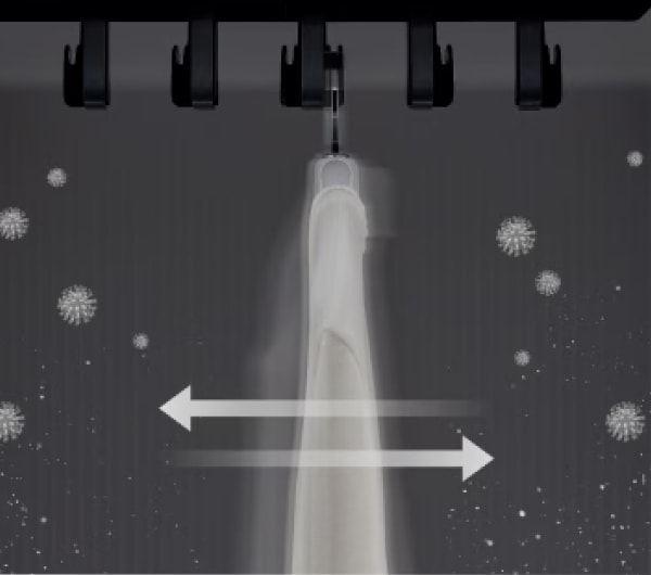스타일러 내부에 흰 셔츠가 걸려있습니다. 좌우로 움직이는 듯한 모습과 화살표, 세균과 먼지가 사라지는 듯한 효과가 함께 보여집니다.