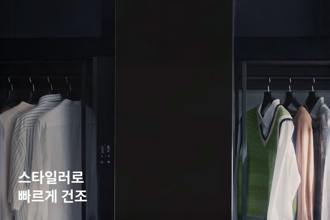 스타일러가 가운데 놓여있고 좌, 우로 행거에 옷들이 나란히 걸려있습니다. 왼쪽 아래에는 ‘스타일러로 빠르게 건조’라는 텍스트가 같이 쓰여있습니다.