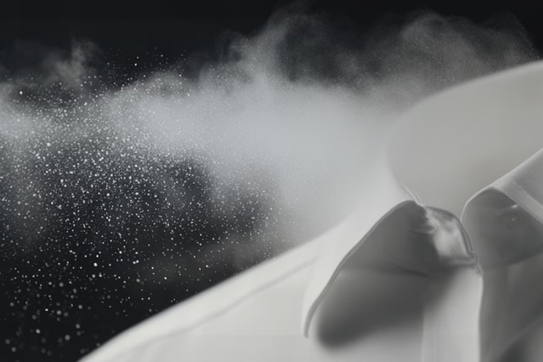 스타일러 내부에 파란색 셔츠가 걸려있습니다. 셔츠 주변으로 냄새가 사라지는 듯한 효과가 함께 보여집니다.