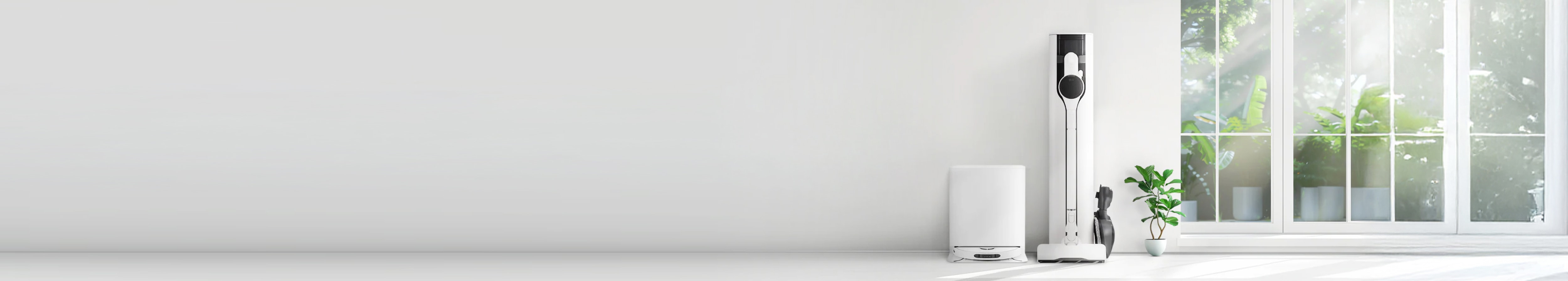 흰색 배경에 흰색 로봇 청소기 충전 스테이션과 무선 청소기가 배치되어 있으며, 격자 창문 밖으로는 녹색 식물이 보입니다.