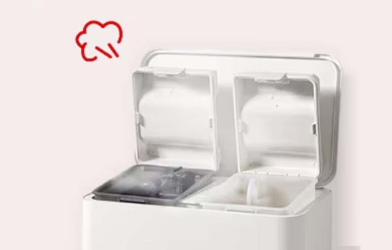 두 개의 뚜껑이 열린 상태의 기기 내부에서 스팀이 올라오고 있으며, 왼쪽 구역에서 뜨거운 증기가 피어오르는 모습이 강조된 클로즈업 이미지입니다.