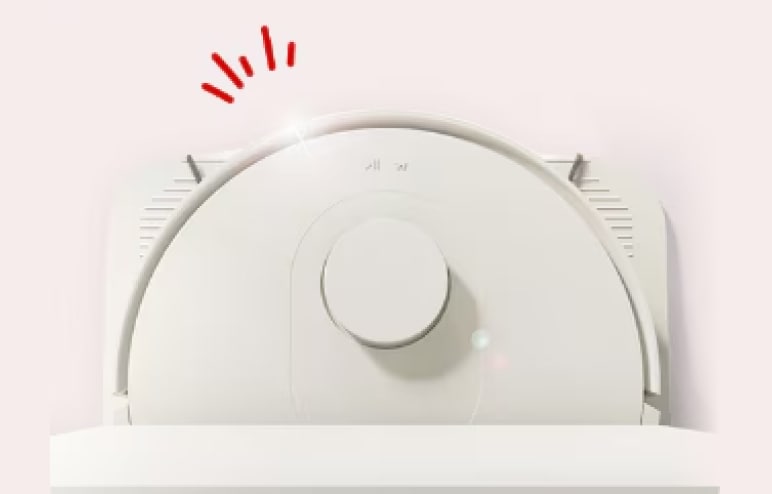 로봇청소기의 상단 센서부가 클로즈업된 이미지로, 먼지나 이물질을 깔끔하게 제거해 청소 성능을 오래 유지하도록 하는 기능을 상징적으로 표현한 이미지입니다.