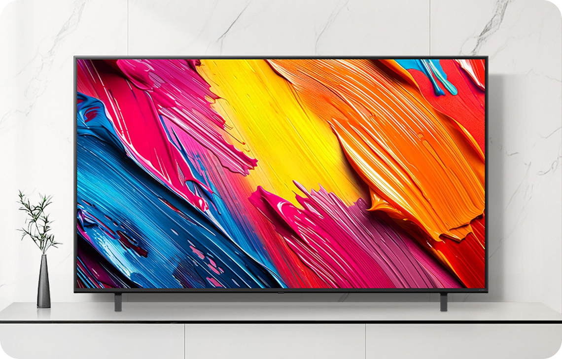 거실에 놓인 LG TV 화면에 다채로운 색의 물감이 터지는 듯한 추상적인 이미지가 생생하게 표현된 모습.