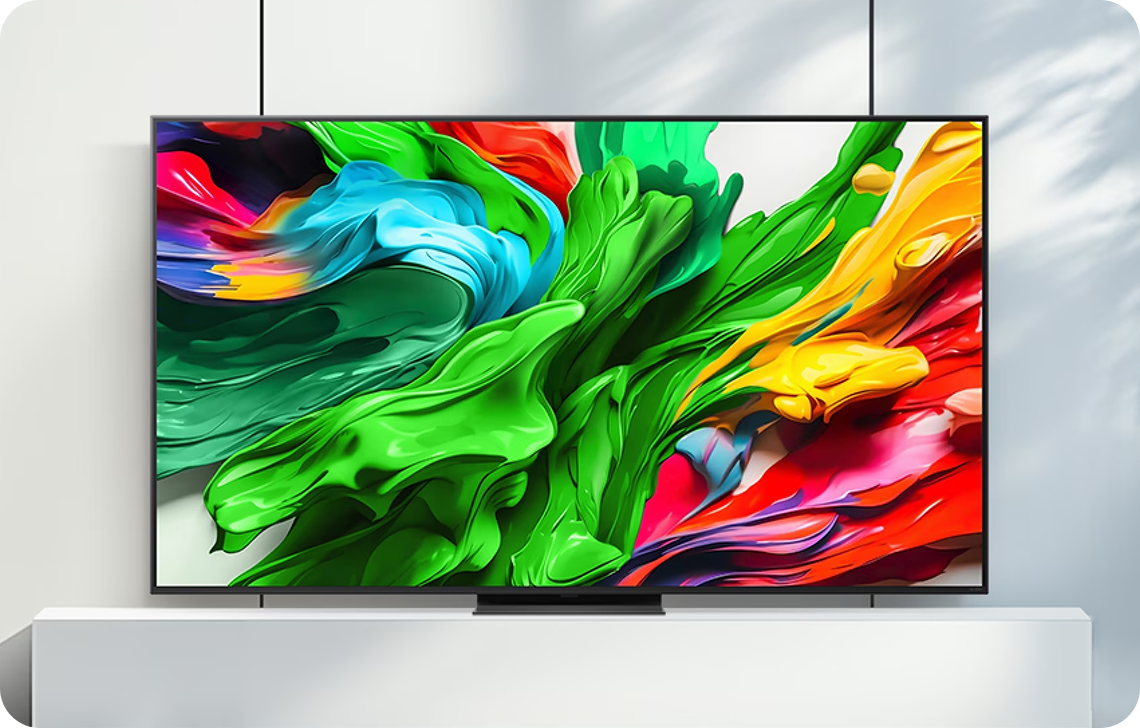 검은 배경 속에서 두 개의 LG TV 화면이 다채로운 크리스털 이미지를 선명하게 표현한 모습.