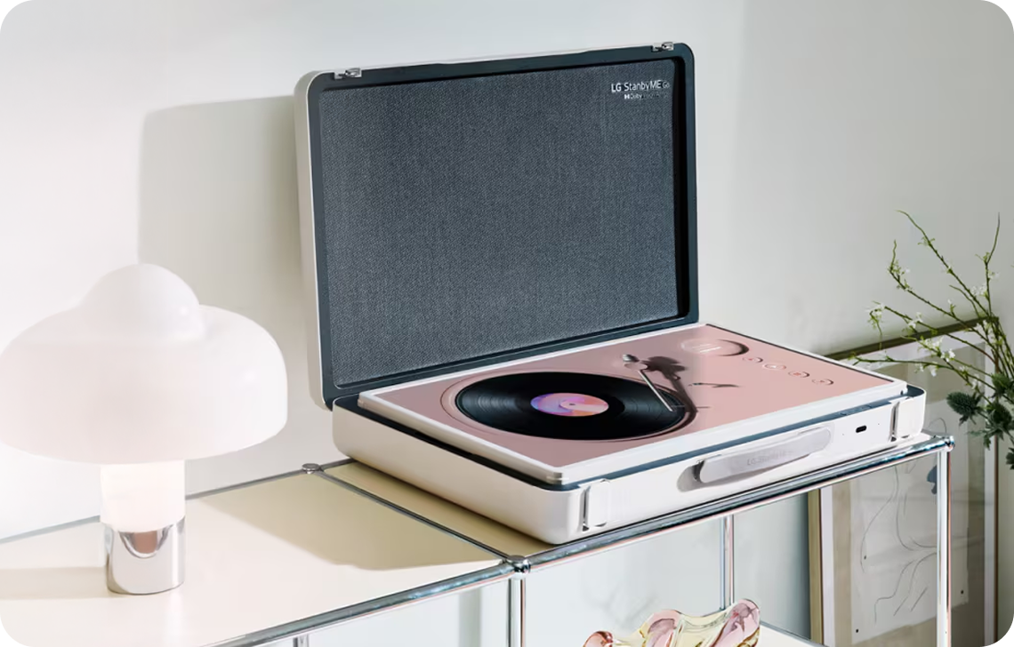 장식장 위에 펼쳐진 LG StanbyME Go가 턴테이블 화면을 표시하고 있다.
