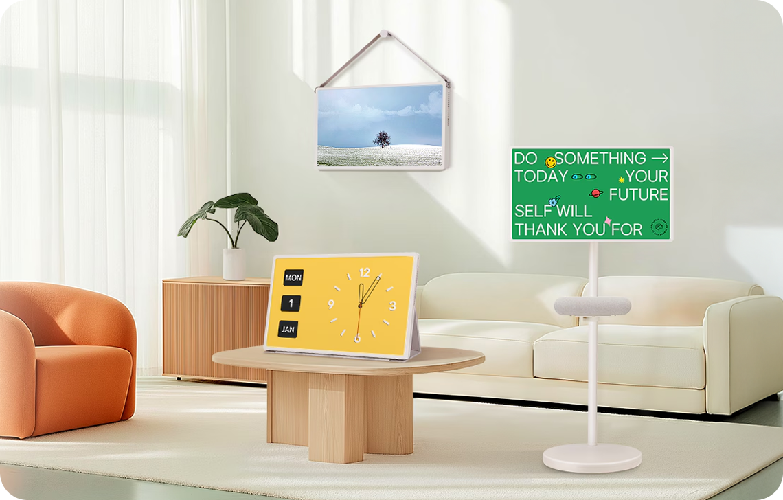 밝은 자연광이 들어오는 거실에서 스탠바이미가 서 있으며, 화면에는 초록색 배경의 동기부여 문구가 표시되어 있다.