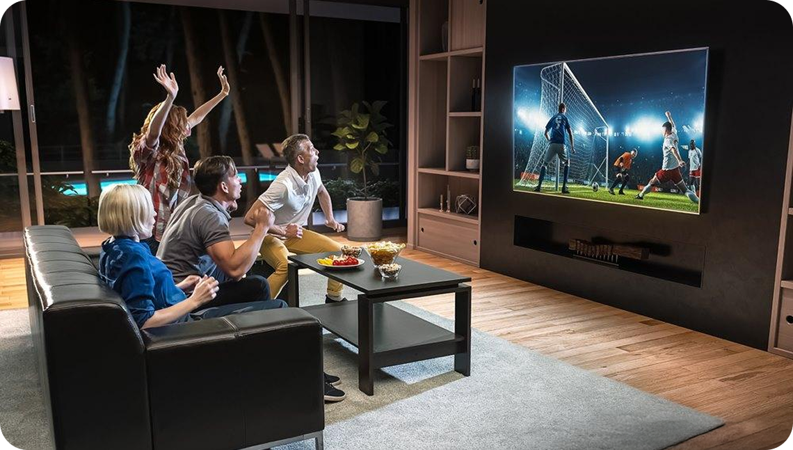 LG TV로 축구 경기를 시청하며 득점 장면에 환호하는 친구들.