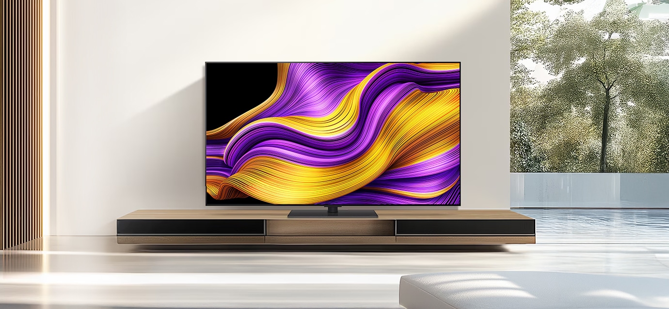 LG TV 화면에 보라색과 노란색 패턴 그래픽이 선명하게 표시된 거실 인테리어 모습.