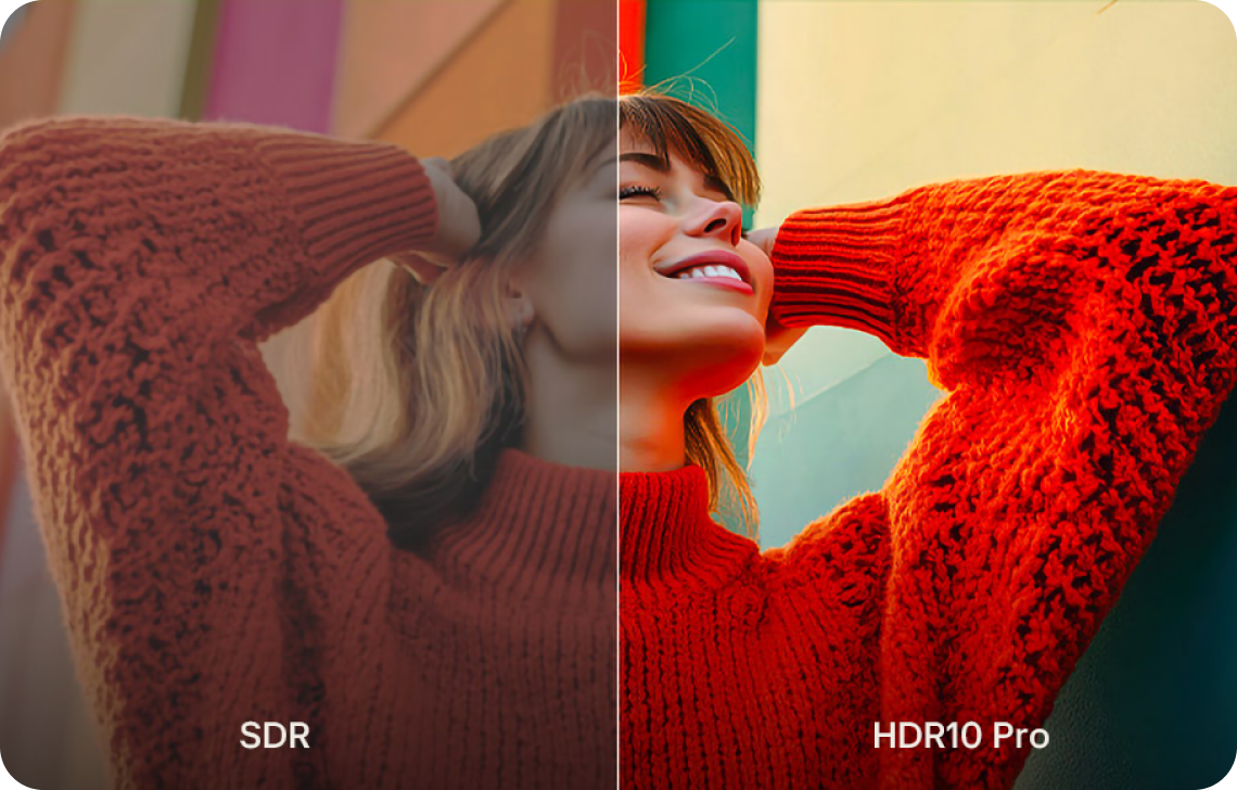 다채로운 색상의 나무 패널 패턴이 화면에 선명하게 표현된 LG TV.