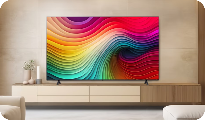 거실에 설치된 LG TV 화면에 다채로운 색상의 물결무늬 그래픽 이미지가 표시된 모습.