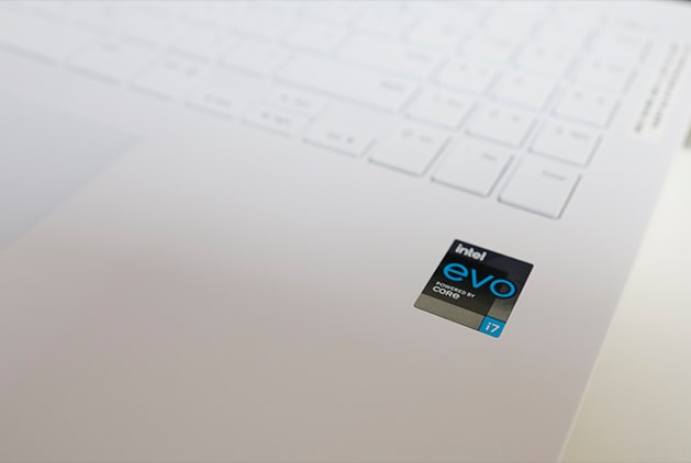 LG 그램 노트북에 부착된 인텔 Evo 플랫폼 인증 스티커