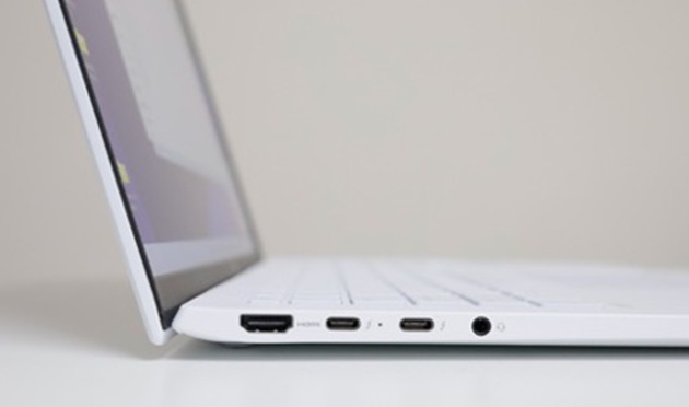 LG 그램 노트북의 다른 측면 포트 부분으로, HDMI 포트, USB-C 포트, 이어폰 단자가 보이는 얇고 세련된 디자인