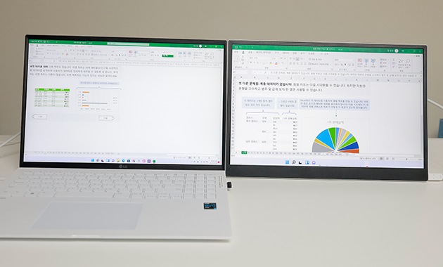 LG 그램 노트북과 포터블 듀얼 모니터 ‘그램+view’가 나란히 배치되어 각각 엑셀 데이터와 차트를 표시한 화면이 보임