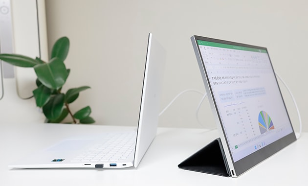 그램+view가 세워진 상태에서 USB-C 포트가 연결되어 있는 오른쪽 측면 모습