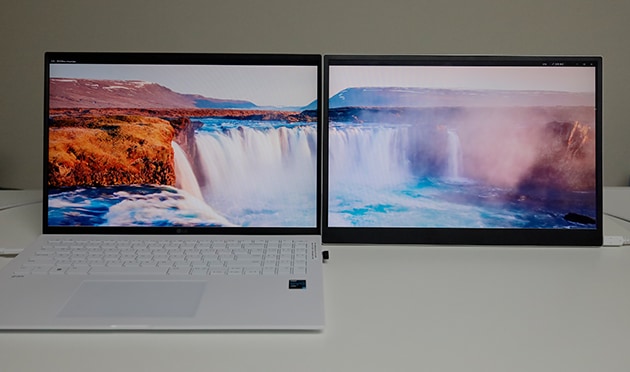 LG 그램 노트북과 ‘그램+view’ 듀얼 모니터를 확장 모드로 설정하여 동일한 자연 풍경 배경이 이어지도록 출력한 모습