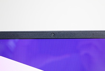 LG 그램 노트북 상단 베젤에 내장된 웹캠을 클로즈업으로 촬영한 모습
