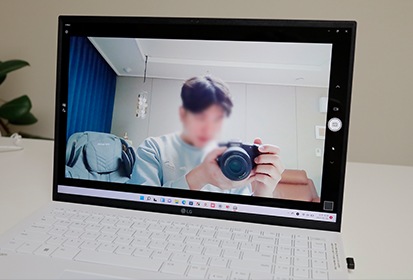 LG 그램 노트북 화면에 웹캠으로 촬영된 인물 모습