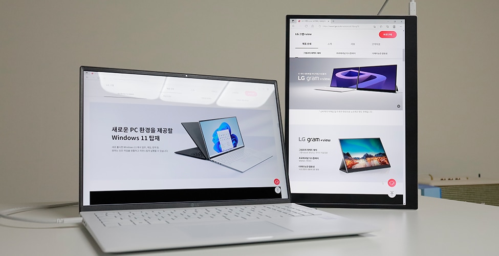 LG 그램 노트북과 ‘그램+view’가 듀얼 디스플레이 모드로 설정된 모습으로, 각각 웹페이지와 제품 정보가 출력된 화면을 보여주며, 확장된 작업 환경을 제공하는 장면