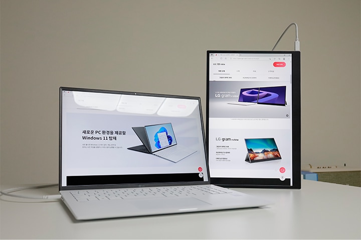 LG 그램 노트북과 ‘그램+view’가 듀얼 디스플레이 모드로 설정된 모습으로, 각각 웹페이지와 제품 정보가 출력된 화면을 보여주며, 확장된 작업 환경을 제공하는 장면