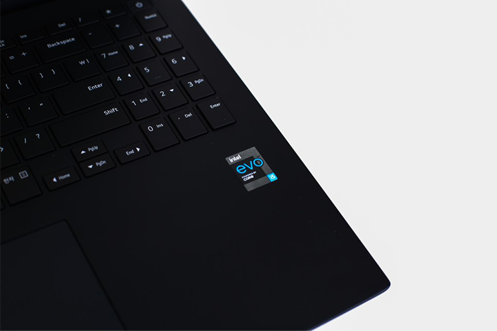 16Z95P 노트북 키보드 오른쪽 하단에 인텔 Evo 플랫폼 인증 스티커가 부착된 모습
