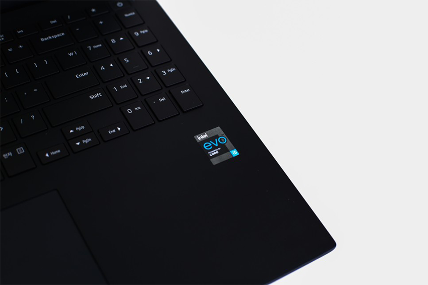 16Z95P 노트북 키보드 오른쪽 하단에 인텔 Evo 플랫폼 인증 스티커가 부착된 모습