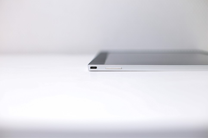 그램+view 포터블 모니터의 반대편 옆면 모습. USB-C 포트와 연결 단자가 보이며, 확장성과 편리한 연결성을 강조한 디자인이다.