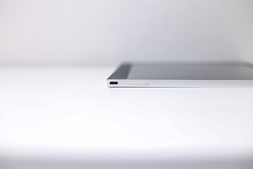 그램+view 포터블 모니터의 반대편 옆면 모습. USB-C 포트와 연결 단자가 보이며, 확장성과 편리한 연결성을 강조한 디자인이다.