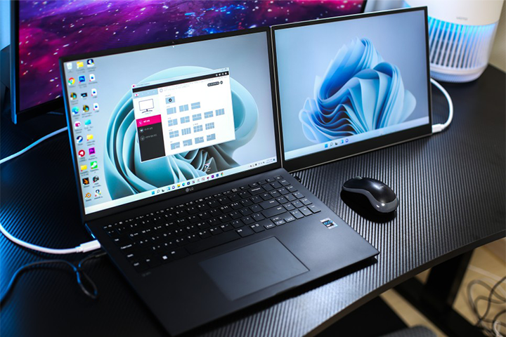 LG 그램 16Z95P와 그램+view 포터블 모니터가 나란히 배치된 모습으로, 두 디스플레이에 동일한 화면이 출력되어 확장된 작업 공간을 보여준다