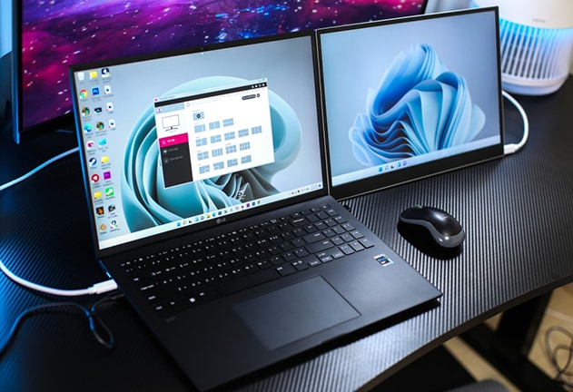 LG 그램 16Z95P와 그램+view 포터블 모니터가 나란히 배치된 모습으로, 두 디스플레이에 동일한 화면이 출력되어 확장된 작업 공간을 보여준다