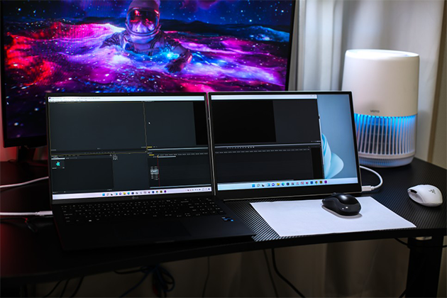 LG 그램과 그램+view 포터블 모니터 두 대를 활용한 다중 디스플레이 환경으로, 여러 작업 창을 동시에 띄워 다중 작업에 최적화된 설정을 보여준다