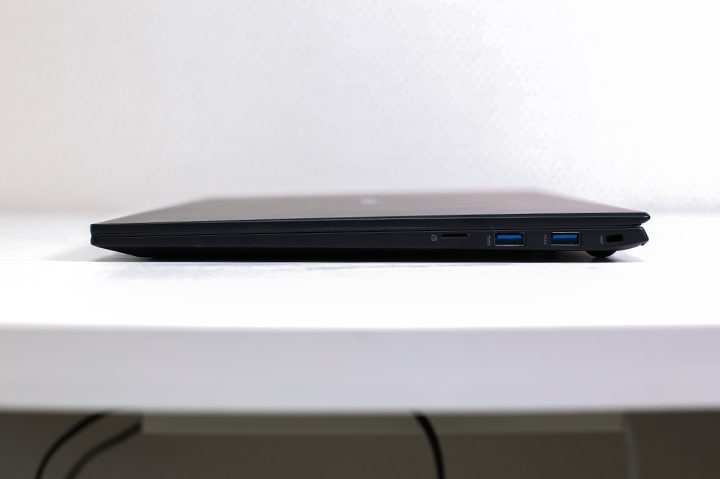 LG 그램 노트북의 오른쪽 측면 모습으로, 두 개의 USB-A 포트와 Micro SD 슬롯이 보임