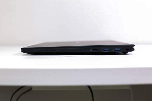 LG 그램 노트북의 오른쪽 측면 모습으로, 두 개의 USB-A 포트와 Micro SD 슬롯이 보임