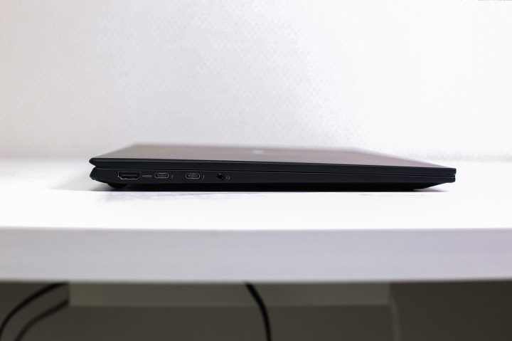 LG 그램 노트북의 왼쪽 측면 모습으로, HDMI 포트, 두 개의 Thunderbolt 포트, 3.5mm 오디오 잭이 보임