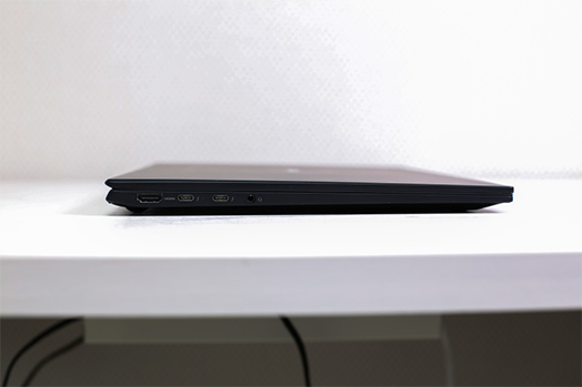 LG 그램 노트북의 왼쪽 측면 모습으로, HDMI 포트, 두 개의 Thunderbolt 포트, 3.5mm 오디오 잭이 보임