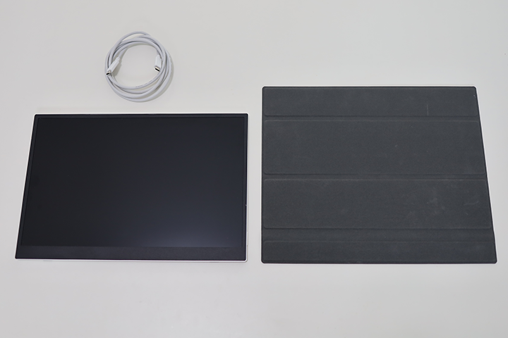 LG 그램+view 포터블 모니터 구성품으로, 모니터 본체, 접이식 스탠드, 그리고 USB-C 케이블이 나란히 배치되어 있음