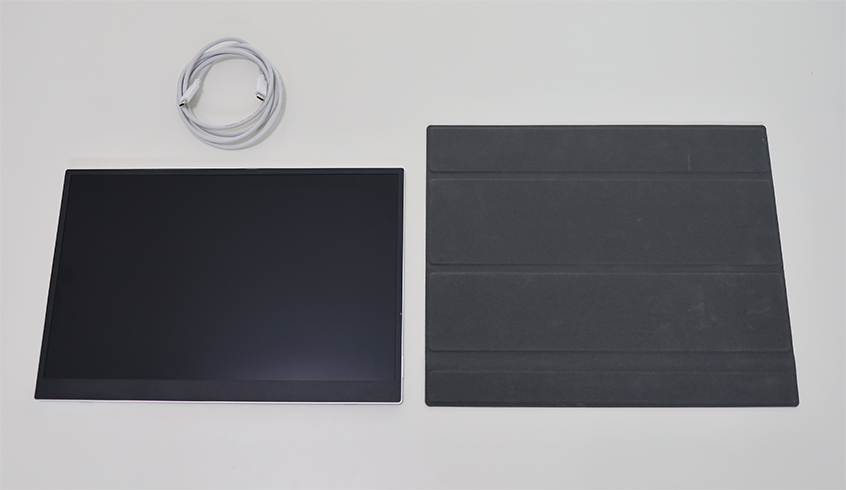 LG 그램+view 포터블 모니터 구성품으로, 모니터 본체, 접이식 스탠드, 그리고 USB-C 케이블이 나란히 배치되어 있음
