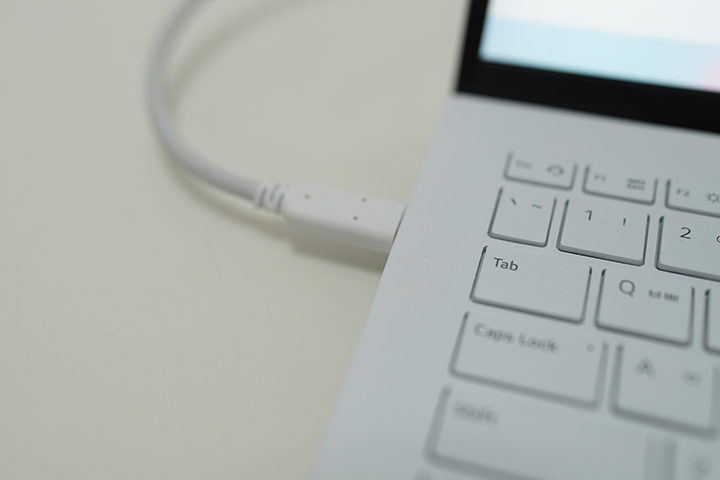 LG 그램 노트북에 USB-C 케이블이 연결된 클로즈업 장면.