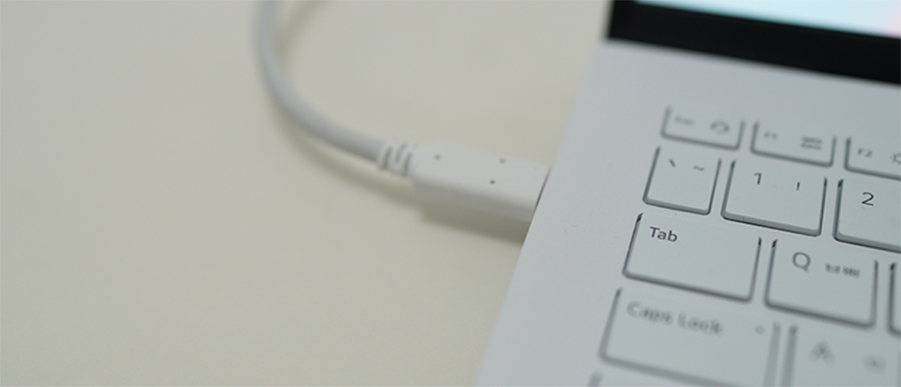 LG 그램 노트북에 USB-C 케이블이 연결된 클로즈업 장면.