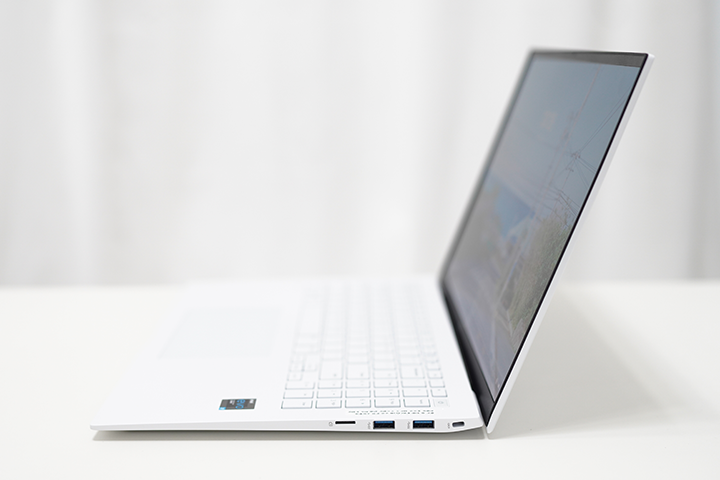 얇고 슬림한 측면 디자인이 돋보이는 LG 그램 노트북이 측면에서 촬영된 모습