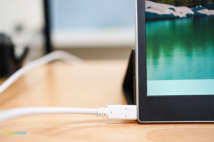 그램+view 포터블 듀얼 모니터의 USB-C 포트에 연결된 케이블이 클로즈업된 모습