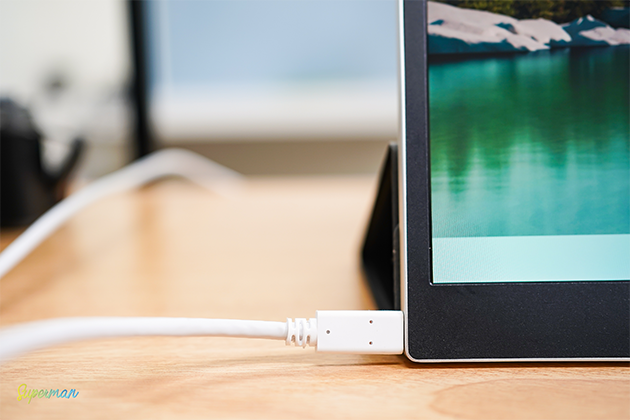 그램+view 포터블 듀얼 모니터의 USB-C 포트에 연결된 케이블이 클로즈업된 모습