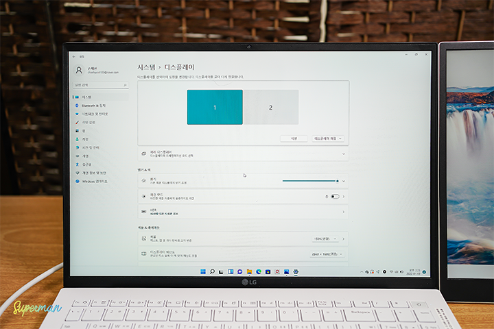 LG 그램 노트북과 포터블 듀얼 모니터 ‘그램+view’를 연결하여 확장 디스플레이로 설정한 모습으로, 화면 설정 창이 열려 있다