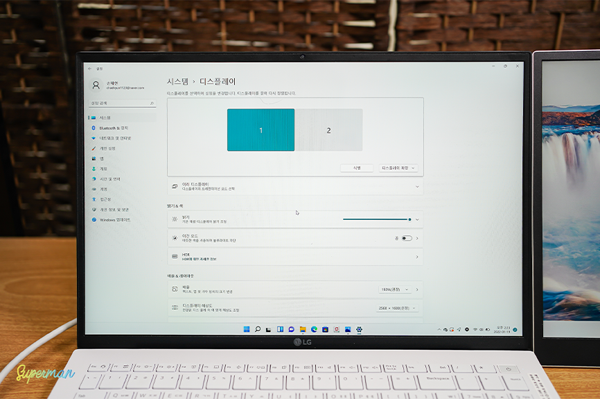 LG 그램 노트북과 포터블 듀얼 모니터 ‘그램+view’를 연결하여 확장 디스플레이로 설정한 모습으로, 화면 설정 창이 열려 있다