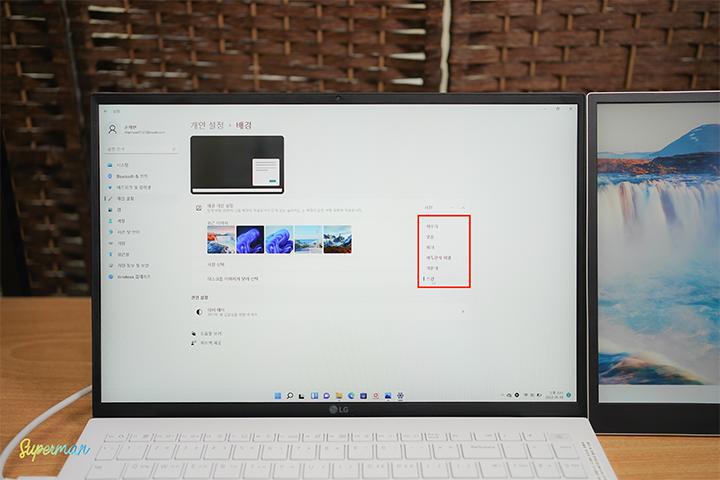 LG 그램 노트북과 ‘그램+view’가 연결된 상태에서 두 화면에 윈도우 바탕화면과 디스플레이 설정 창이 각각 표시된 모습으로, 듀얼 디스플레이 환경을 활용하는 장면