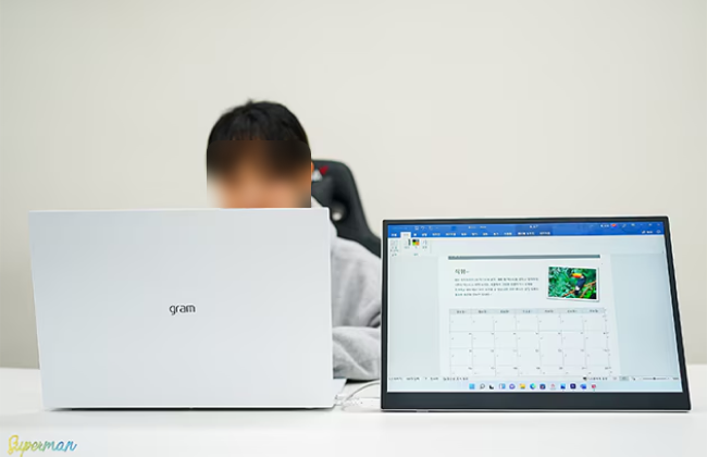 LG 그램 노트북과 포터블 듀얼 모니터 ‘그램+view’의 화면을 복제한 상태로, 설명이나 프레젠테이션에 활용하기 좋은 예시를 보여주는 장면.