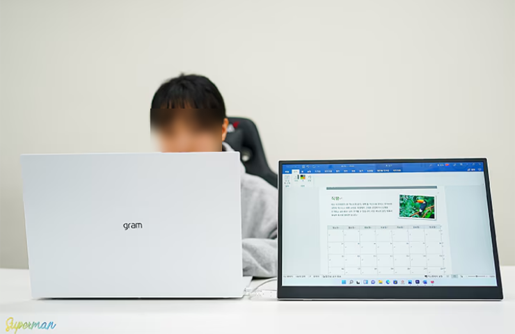 LG 그램 노트북과 포터블 듀얼 모니터 ‘그램+view’의 화면을 복제한 상태로, 설명이나 프레젠테이션에 활용하기 좋은 예시를 보여주는 장면.