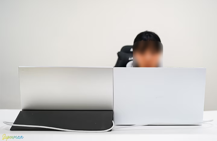 뒤에서 바라본 LG 그램 노트북과 그램+view가 나란히 배치된 모습으로, 듀얼 디스플레이를 활용한 작업 환경을 보여주는 장면.