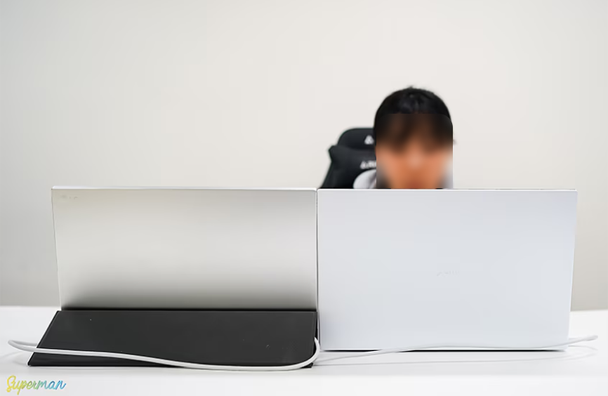뒤에서 바라본 LG 그램 노트북과 그램+view가 나란히 배치된 모습으로, 듀얼 디스플레이를 활용한 작업 환경을 보여주는 장면.