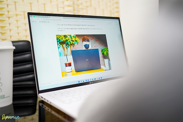 LG 그램 노트북과 포터블 듀얼 모니터 ‘그램+view’가 함께 배치된 모습으로, 모니터에 웹페이지가 표시되어 있고 편안한 작업 환경을 제공하는 장면
